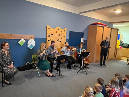 Přijel k nám orchestr z Karlových Varů , aby nás seznámil s hudebními nástroji a povyprávěl příběh o Antonínu Dvořákovi.